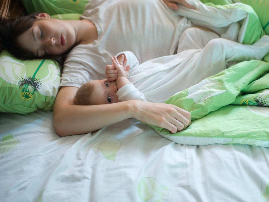 beba spavanje noć majka iscrpljena | Author: Thinkstock
